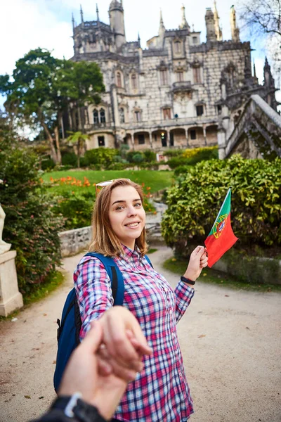 Women Tourist Holding Flag Portugal Walks Regaleira Palace Known Quinta — Stock Photo, Image