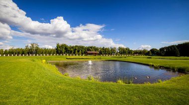 Mezhyhirya Park Kyiv, Ukrayna 'da golf sahasının yeşil ve güzel manzarası vardır.