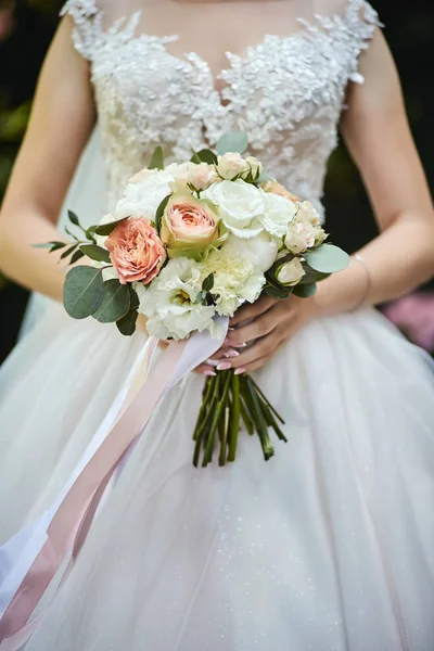 花嫁の手に花束結婚式の前に準備をする女性 — ストック写真