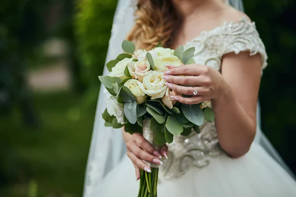 Μπουκέτο Στα Χέρια Της Νύφης Γυναίκα Ετοιμάζεται Πριν Από Την — Φωτογραφία Αρχείου