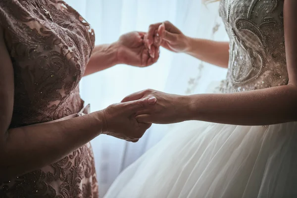 Nevěsta Svatební Den Drží Matku Ruce Pojetí Vztahu Mezi Matkou — Stock fotografie