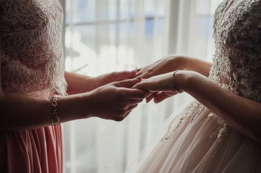 Düğün günü annesinin elini tutan bir gelin. Anneler ve kızlar arasındaki ilişki kavramı