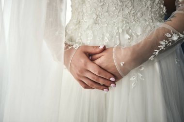 Gelinin sabah güzel bir elbise giydiği, kadının düğün töreninden önce hazırlandığı