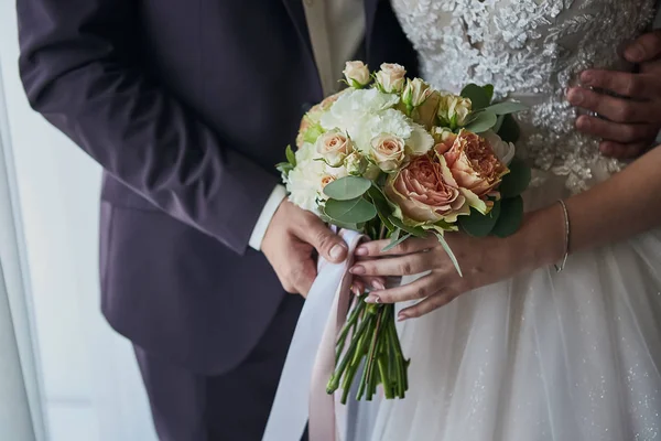 Pengantin Wanita Memegang Buket Pernikahan Tangan Berdiri Dekat Pengantin Pria — Stok Foto