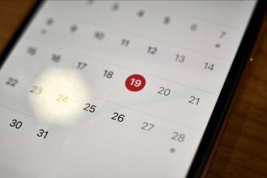 Takvimle akıllı telefonun yakın plan görüntüsü