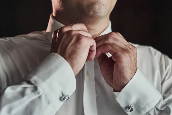 Zakenman Jurken Wit Shirt Mannelijke Handen Closeup Bruidegom Klaar Ochtend — Stockfoto