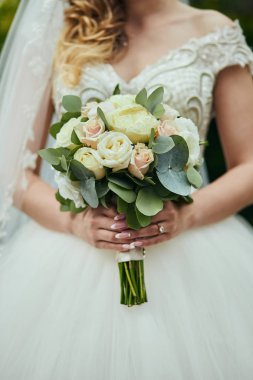 Gelinin elindeki buket, düğün töreninden önce hazırlanan kadın.