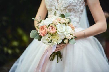 Gelinin elindeki buket, düğün töreninden önce hazırlanan kadın.