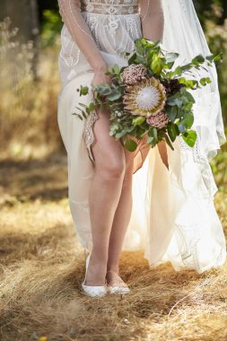 Gelinin elindeki buket, düğün töreninden önce hazırlanan kadın.