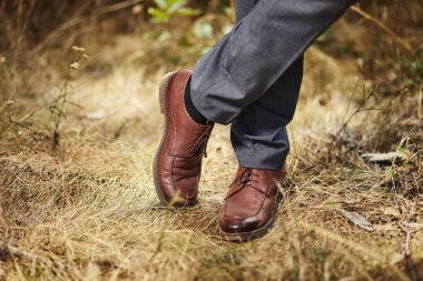 İş adamı ayakkabıları, işe hazırlanan bir adam, düğün töreninden önceki sabah damat. Erkekler Moda