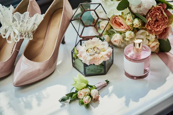 Accesorios Novia Como Zapatos Ramo Anillo Perfume Encuentran Una Mesa — Foto de Stock