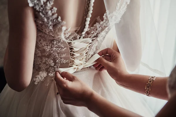 Πρωί Της Νύφης Όταν Φοράει Ένα Όμορφο Φόρεμα Γυναίκα Ετοιμάζεται — Φωτογραφία Αρχείου