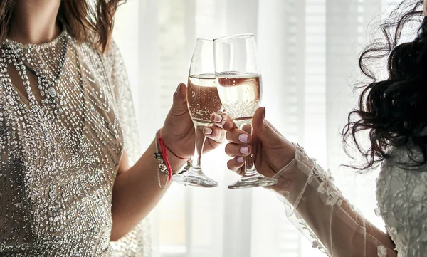 Şerefe! Arkadaşlarıyla fotoğraf gelini kadehten şampanya içiyor.