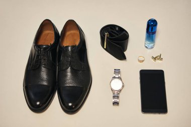 Bir iş adamının farklı aksesuarları ahşap bir arka planda yatar.