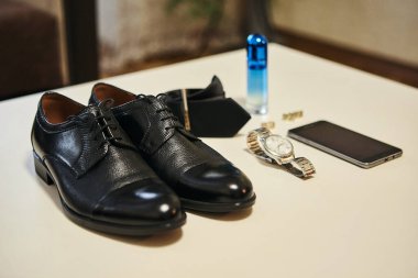 Bir iş adamının farklı aksesuarları ahşap bir arka planda yatar.