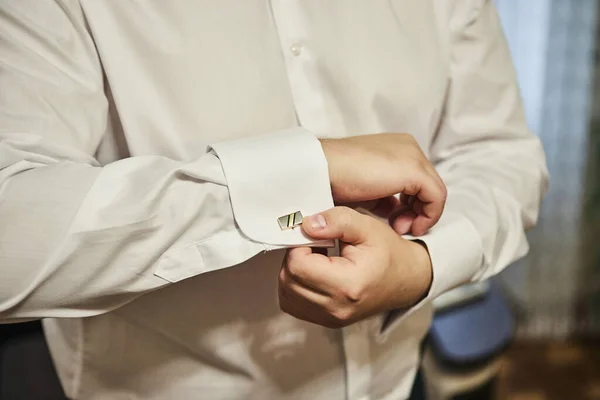 Hombre Negocios Viste Camisa Blanca Manos Masculinas Primer Plano Novio — Foto de Stock