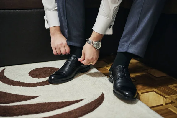 Обувь Бизнесмена Готовящийся Работе Мужчина Утро Жениха Перед Свадебной Церемонией — стоковое фото