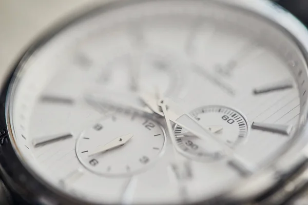 Die Klassische Herrenuhr Uhr Auf Dem Tisch — Stockfoto