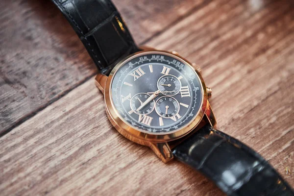Die Klassische Herrenuhr Uhr Auf Dem Tisch — Stockfoto