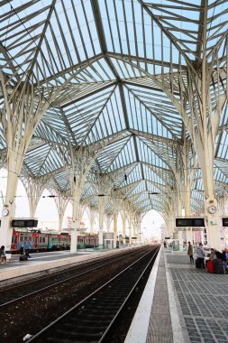 Lizbon, Portekiz - 14 Aralık 2018: Oriente Tren İstasyonunda (Gare do Oriente) ünlü mimar Santiago Calatrava tarafından tasarlanan modern mimari