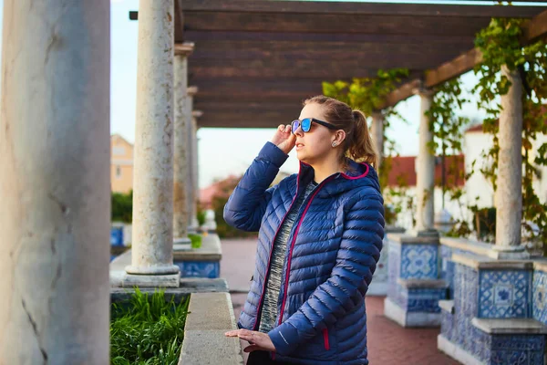 Belle Donne Turistiche Guardano Tetti Rossi Lisbona Dal Punto Vista — Foto Stock