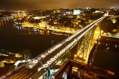 Portekiz, Porto şehrinin Dom Luis Köprüsü ve Douro Nehri üzerindeki gece manzarası