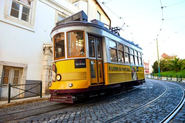 Lizbon, Portekiz, 14 Aralık 2018 Lizbon 28 numaralı ahşap tarihi klasik tramvay Lizbon caddesinde hareket ediyor. Yerel halk için vazgeçilmez ulaşım ve turistler için ilginç bir cazibe