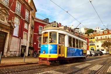 Lizbon, Portekiz, 14 Aralık 2018 Lizbon 28 numaralı ahşap tarihi klasik tramvay Lizbon caddesinde hareket ediyor. Yerel halk için vazgeçilmez ulaşım ve turistler için ilginç bir cazibe
