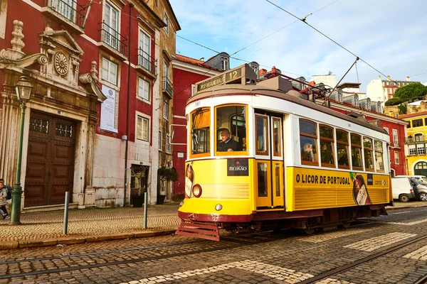Lisboa Portugal Diciembre 2018 Tranvía Amarillo Vintage Histórico Madera Que — Foto de Stock