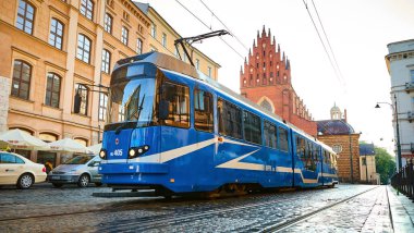 Krakow, Polonya - 10 Mayıs 2019: Krakow 'da eski bir kasabanın caddesinde tramvay. Cilalı toplu taşıma ile şehir manzarası .