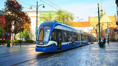 Krakow, Polonya - 10 Mayıs 2019: Krakow 'da eski bir kasabanın caddesinde tramvay. Cilalı toplu taşıma ile şehir manzarası .