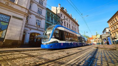 Krakow, Polonya - 10 Mayıs 2019: Krakow 'da eski bir kasabanın caddesinde tramvay. Cilalı toplu taşıma ile şehir manzarası .