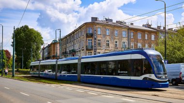 Krakow, Polonya - 10 Mayıs 2019: Krakow 'da eski bir kasabanın caddesinde tramvay. Cilalı toplu taşıma ile şehir manzarası .