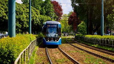 Krakow, Polonya - 10 Mayıs 2019: Krakow 'da eski bir kasabanın caddesinde tramvay. Cilalı toplu taşıma ile şehir manzarası .