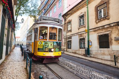 Lizbon, Portekiz, 14 Aralık 2018 Lizbon 28 numaralı ahşap tarihi klasik tramvay Lizbon caddesinde hareket ediyor. Yerel halk için vazgeçilmez ulaşım ve turistler için ilginç bir cazibe