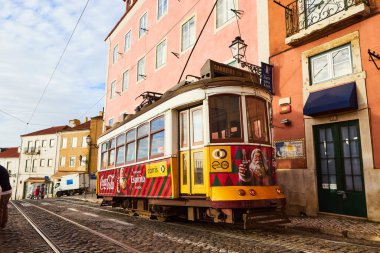 Lizbon, Portekiz, 14 Aralık 2018 Lizbon 28 numaralı ahşap tarihi klasik tramvay Lizbon caddesinde hareket ediyor. Yerel halk için vazgeçilmez ulaşım ve turistler için ilginç bir cazibe