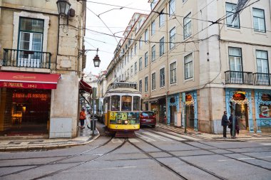 Lizbon, Portekiz, 14 Aralık 2018 Lizbon 28 numaralı ahşap tarihi klasik tramvay Lizbon caddesinde hareket ediyor. Yerel halk için vazgeçilmez ulaşım ve turistler için ilginç bir cazibe