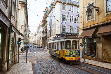 Lizbon, Portekiz, 14 Aralık 2018 Lizbon 28 numaralı ahşap tarihi klasik tramvay Lizbon caddesinde hareket ediyor. Yerel halk için vazgeçilmez ulaşım ve turistler için ilginç bir cazibe