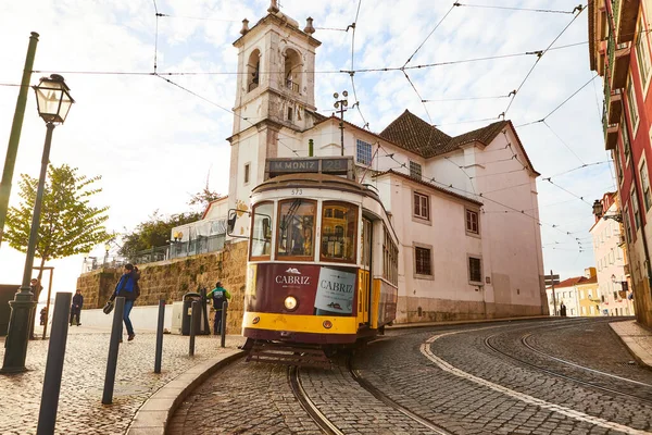 Lissabon Portugal December 2018 Houten Historische Vintage Gele Tram Beweegt — Stockfoto