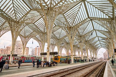 Lizbon, Portekiz - 14 Aralık 2018: Oriente Tren İstasyonunda (Gare do Oriente) ünlü mimar Santiago Calatrava tarafından tasarlanan modern mimari