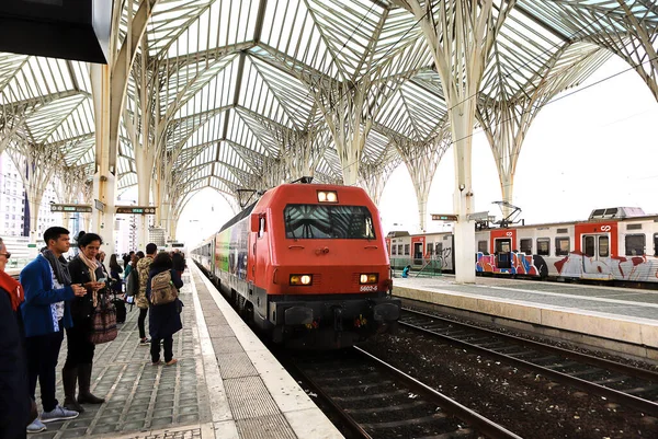ポルトガルリスボン 2018年12月14日 有名な建築家サンティアゴ カラトラヴァによって設計されたオリエンテ駅 Gare Oriente への電車の到着 1998年に建てられました — ストック写真