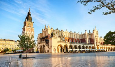 Krakow, Polonya 'da sabah saatlerinde Kumaş Salonu binası ile Pazar Meydanı manzarası
