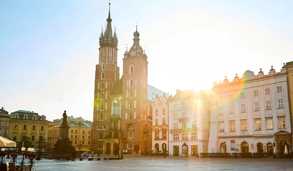 克拉科夫主广场 Rynek Glowny 圣玛丽教堂和Adam Mickiewicz纪念碑位于波兰小城旧城区中心 — 图库照片