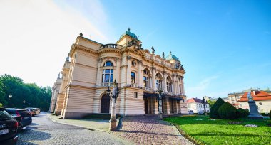 Krakow Polonya. 10 Mayıs 2019. Polonya 'nın Krakow kentindeki Juliusz Slowacki Tiyatrosu' nun gösterişli cephesi.
