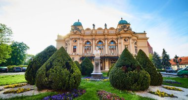 Krakow Polonya. 10 Mayıs 2019. Polonya 'nın Krakow kentindeki Juliusz Slowacki Tiyatrosu' nun gösterişli cephesi.