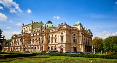 Krakow Polonya. 10 Mayıs 2019. Polonya 'nın Krakow kentindeki Juliusz Slowacki Tiyatrosu' nun gösterişli cephesi.