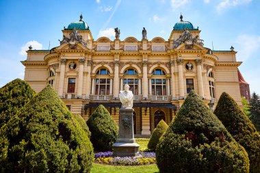 Krakow Polonya. 10 Mayıs 2019. Polonya 'nın Krakow kentindeki Juliusz Slowacki Tiyatrosu' nun gösterişli cephesi.