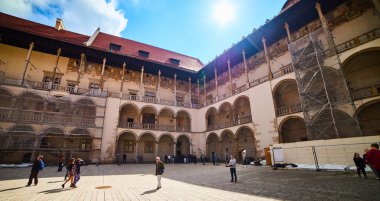 Krakow, Polonya - 10 Mayıs 2019: Ünlü Wawel Kraliyet Kalesi 'nin merkez kısmına bakan turistler