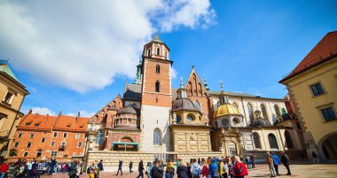 Krakow, Polonya - 10 Mayıs 2019: Krakow 'da güneşli bir sabahta kiliseler ve kilise Bazilikası ile Wawel Kalesi' nin iç avlusuna bakın.