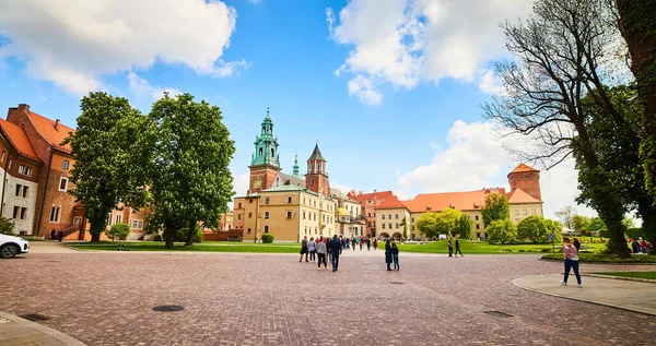 波兰克拉科夫 2019年5月10日 克拉科夫阳光灿烂的早晨 瓦维尔城堡内院与圣斯坦尼斯劳斯和温塞斯劳斯教堂的景观 — 图库照片